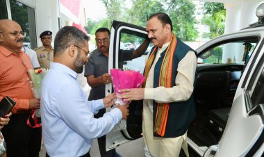 स्वास्थ्य मंत्री श्री जायसवाल के कांकेर आगमन पर जनप्रतिनिधियों एवं कलेक्टर ने किया आत्मीय स्वागत