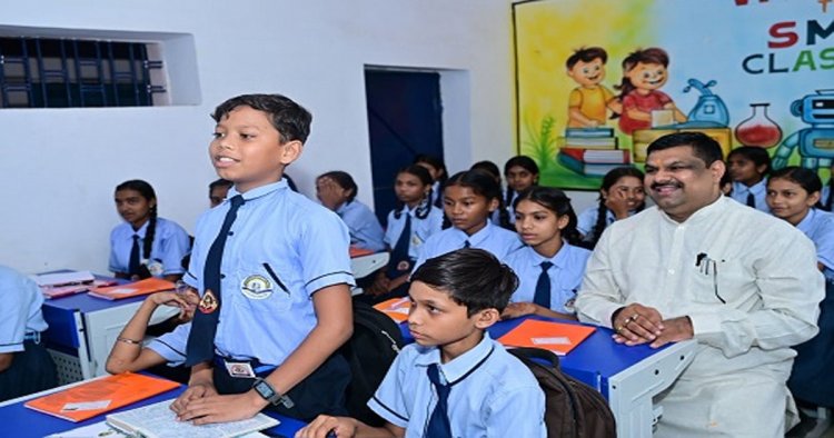 शाला प्रवेशोत्सव: शिक्षा मंत्री गजेन्द्र यादव ने बच्चों संग बैठकर सिखाया पहाड़ा, स्मार्ट क्लास का किया लोकार्पण