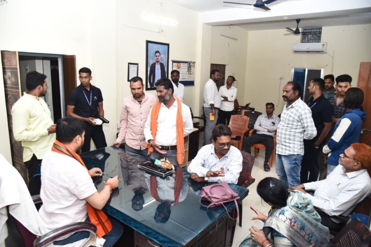 विधायक अनुज शर्मा ने खरोरा कार्यालय में लगाया 'जनदर्शन', लोगों से सीधा संवाद कर मौके पर किया समस्याओं का समाधान