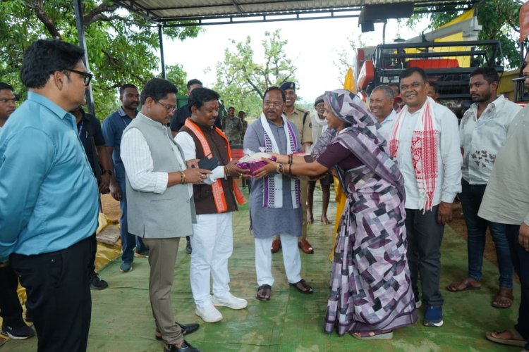  मांझीगुड़ा पहुंचे मंत्री रामविचार नेताम, कृषि यंत्र बैंक का किया निरीक्षण