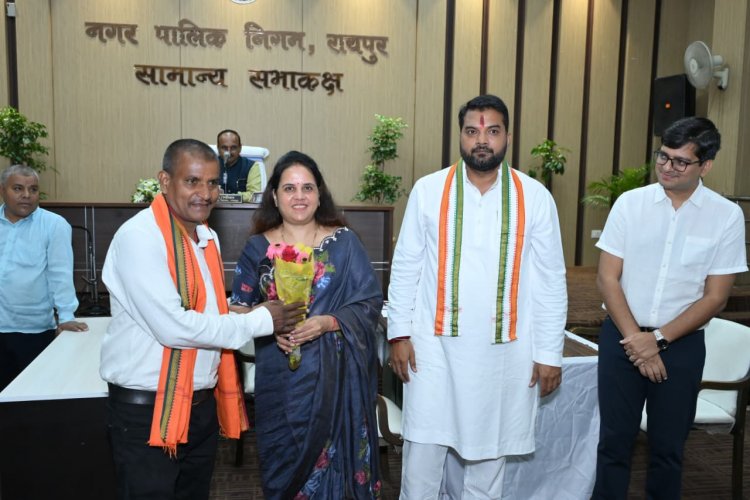 रायपुर नगर निगम की विशेष सम्मिलन बैठक में सम्मिलित होने पहुँचे  10 नवनामांकित पार्षदों एल्डरमेनों का महापौर मीनल चौबे, नेता प्रतिपक्ष आकाश तिवारी, आयुक्त संबित मिश्रा ने बुके प्रदत्त कर निगम सदन में किया आत्मीय स्वागत