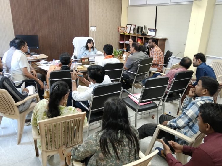 निगम जोन 7 में जोन अध्यक्ष, पार्षदों से जोन कमिश्नर ने विभिन्न विषयों पर की चर्चा, प्रत्येक शनिवार को जोन के एक वार्ड में हर वार्ड से 5 सफाई कामगार कुल 35 सफाई कामगारों का विशेष गैंग लगाकर सफाई अभियान चलाने का निर्णय