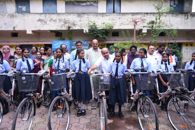 साइकिल पाकर खिल उठे विद्यार्थियों के चेहरे, विधायक पुरन्दर मिश्रा ने कहा— शिक्षा ही सबसे बड़ी ताकत
