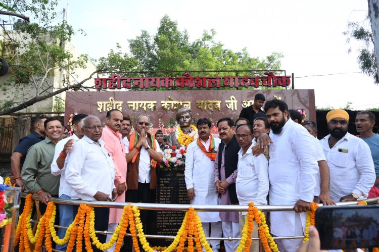कारगिल युद्ध के अमर शहीद नायक कौशल यादव के 27वें शहादत दिवस पर उनकी धातु मूर्ति का रायपुर के काली माता मन्दिर आकाशवाणी के समीप रायपुर लोकसभा सांसद बृजमोहन अग्रवाल द्वारा किया गया अनावरण