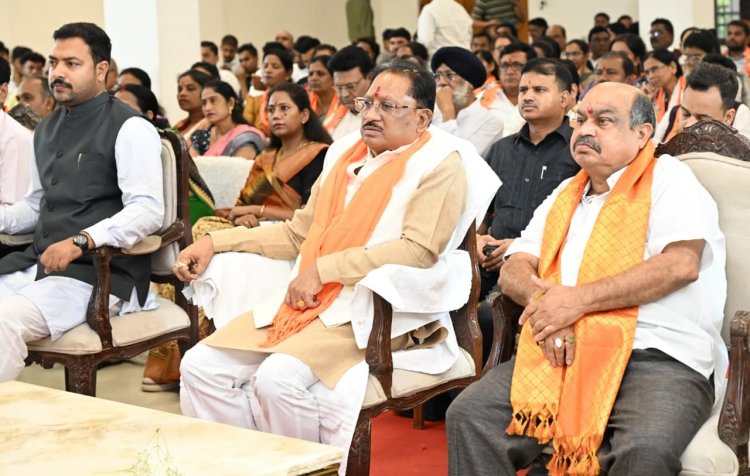 मुख्यमंत्री श्री साय ने फाफाडीह में युवाओं और आमजनों के साथ सुनी ‘मन की बात’ की 136वीं कड़ी