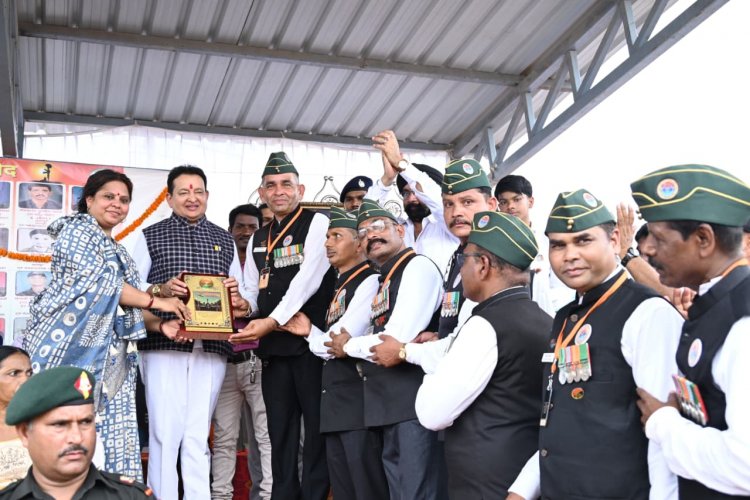 बसना के दशहरा मैदान में शहीद स्मारक का अनावरण, विधायक डॉ संपत अग्रवाल बोले-यह स्मारक आने वाली पीढ़ियों के लिए बनेगा वीरता का पवित्र तीर्थ