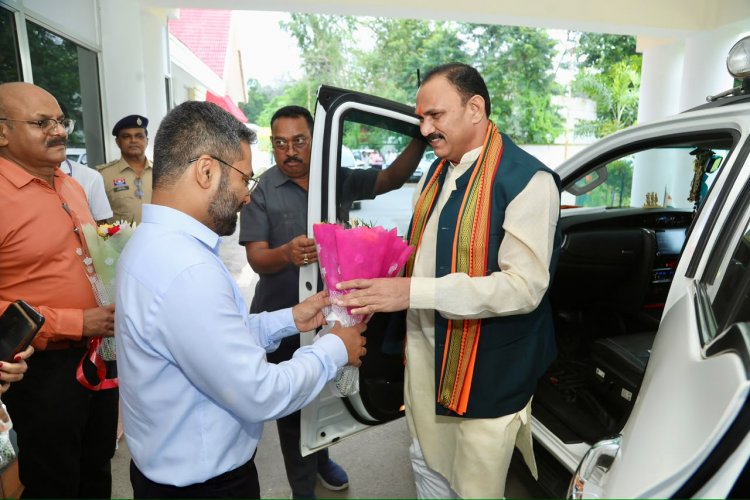 स्वास्थ्य मंत्री श्री जायसवाल के कांकेर आगमन पर जनप्रतिनिधियों एवं कलेक्टर ने किया आत्मीय स्वागत