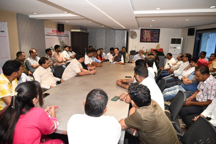 विधायक डॉ. संपत अग्रवाल की अध्यक्षता में बसना में समीक्षा बैठक संपन्न, राज्यपाल के स्वागत और 'घर-घर तिरंगा' अभियान की बनी भव्य कार्ययोजना