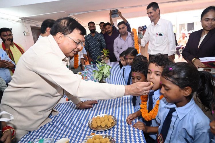 शाला प्रवेशोत्सव में उद्योग मंत्री  लखनलाल देवांगन ने किया विद्यार्थियों का आत्मीय स्वागत