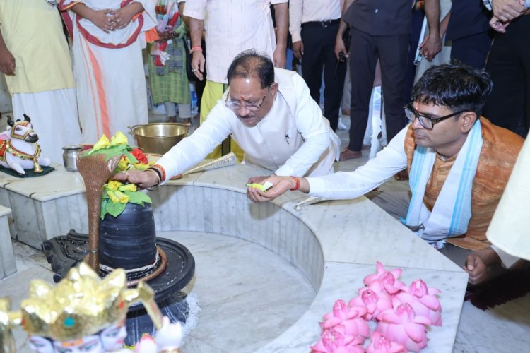 गुरु पूर्णिमा पर कोसमनारा पहुंचे मुख्यमंत्री  विष्णु देव साय, सत्यनारायण बाबा धाम में की पूजा-अर्चना