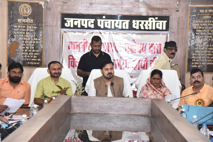 विधायक अनुज शर्मा ने विभागीय समीक्षा बैठक ली; जनदर्शन में सुनी जन-समस्याएं, पात्र हितग्राहियों को बांटे मकानों के पट्टे