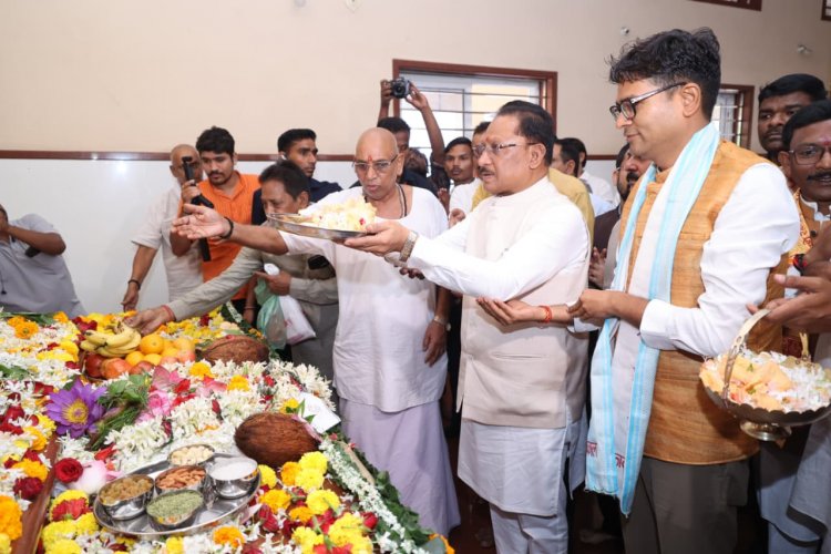 गुरु पूर्णिमा पर मुख्यमंत्री ने अघोर गुरु पीठ बनोरा में किए गुरु दर्शन, बाबा प्रियदर्शी राम से लिया आशीर्वाद