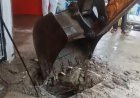 पार्षद ने जेसीबी से तुड़वाए नालियों के पाटे