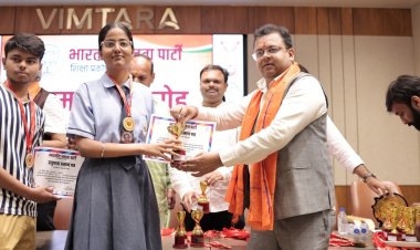 मेधावी विद्यार्थियों एवं उत्कृष्ट शिक्षकों का आंजनेय विश्वविद्यालय के कुलाधिपति अभिषेक अग्रवाल ने किया सम्मान