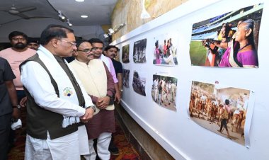 तस्वीरों ने ताजा कीं मुख्यमंत्री  विष्णुदेवसाय की पुरानी यादें : मुख्यमंत्री विष्णुदेव साय ‘दृश्य संवाद 2026’ के समापन समारोह में हुए शामिल