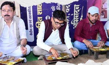  अपनों के बीच जमीन पर बैठकर देसी स्वाद का आनंद, वित्त मंत्री  ओपी चौधरी ने कहा—यही हमारी संस्कृति की असली पहचान