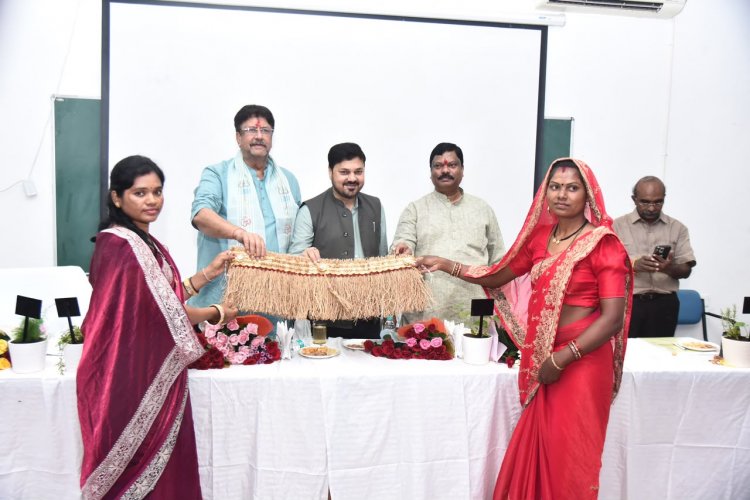 नारायणपुर, धमतरी और GPM जिले के किसानों को मिला बड़ा आर्थिक संबल; विधायक अनुज शर्मा बोले- "आदिकाल से जड़ी-बूटियों का गढ़ रही है हमारी पावन धरा"