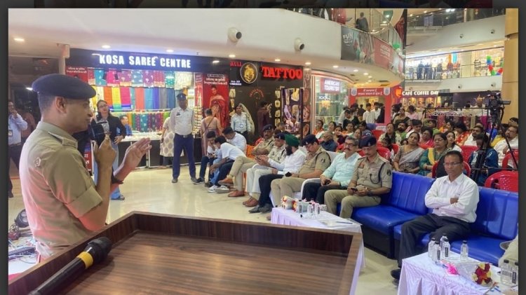 ट्रेजर आइलैंड मॉल में जागरूकता अभियान: साइबर सुरक्षा, नशा मुक्ति और यातायात नियमों की दी गई जानकारी