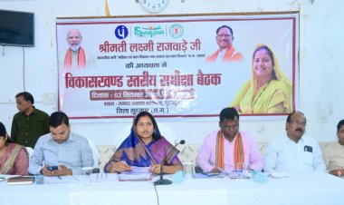 मंत्री श्रीमती लक्ष्मी राजवाड़े ने सूरजपुर और भैयाथान में विकासखंड स्तरीय समीक्षा बैठकों में योजनाओं की प्रगति की समीक्षा की