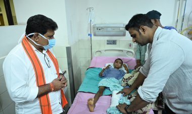 उप मुख्यमंत्री  विजय शर्मा ने एम्स रायपुर में महाराष्ट्र सड़क हादसे के घायलों से की मुलाकात