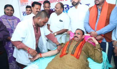 सेवा संकल्प अभियान का शुभारंभ, स्वास्थ्य मंत्री श्याम बिहारी जायसवाल ने किया रक्तदान