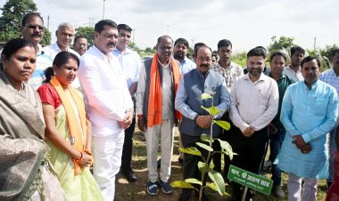 कोरबा के प्रथम पीपल-वट उद्यान में उप मुख्यमंत्री  अरुण साव ने किया वृक्षारोपण
