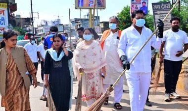  मंत्री दयाल दास बघेल ने झाड़ू थामकर दिया स्वच्छता का संदेश, बेमेतरा में सेवा संकल्प अभियान के तहत चला जिला स्तरीय स्वच्छता अभियान