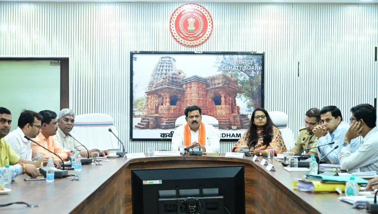 उप मुख्यमंत्री  विजय शर्मा ने कबीरधाम में ली गौ सेवकों एवं अधिकारियों की बैठक