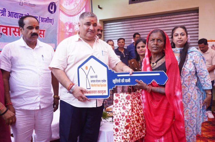 पक्के घर में कदम रखते ही चेहरे पर आई मुस्कान, 5,596 परिवारों के साकार हुए अपने आशियाने के सपने