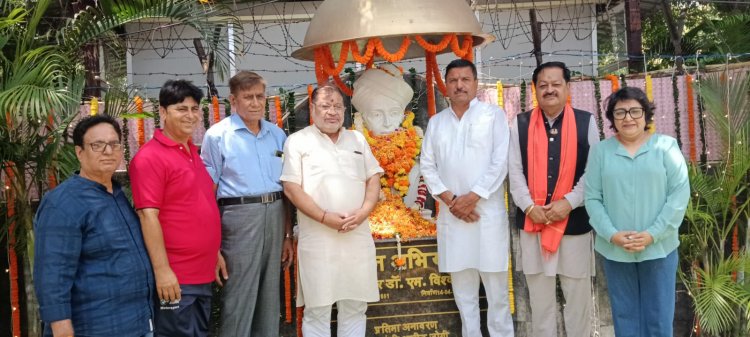 भारतरत्न महान अभियंता मोक्षगुंडम विश्वेश्वरैय्या का 166वीं जयन्ती पर रायपुर दक्षिण विधायक सुनील सोनी, सभापति सूर्यकान्त राठौड़, संस्कृति विभाग अध्यक्ष अमर गिदवानी सहित वरिष्ठ, कनिष्ठ अभियंताओं ने किया सादर नमन