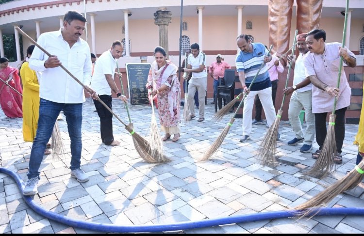 महापौर, सभापति, एमआईसी सदस्यों, जोन अध्यक्षो और आमजनों ने झाड़ू लगाकर दिया स्वच्छता का बड़ा संदेश.