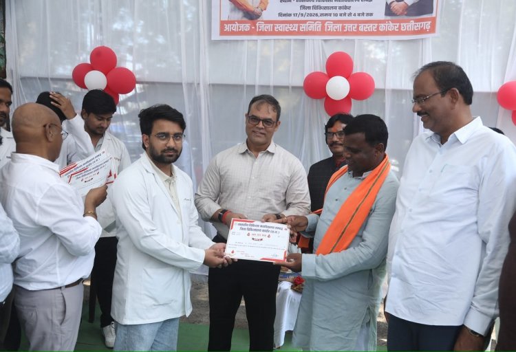 रक्तदान करने वाले युवाओं को विधायक  आशाराम नेताम एवं कलेक्टर  कुन्दन कुमार ने प्रमाण-पत्र प्रदान कर उनका उत्साहवर्धन किया।