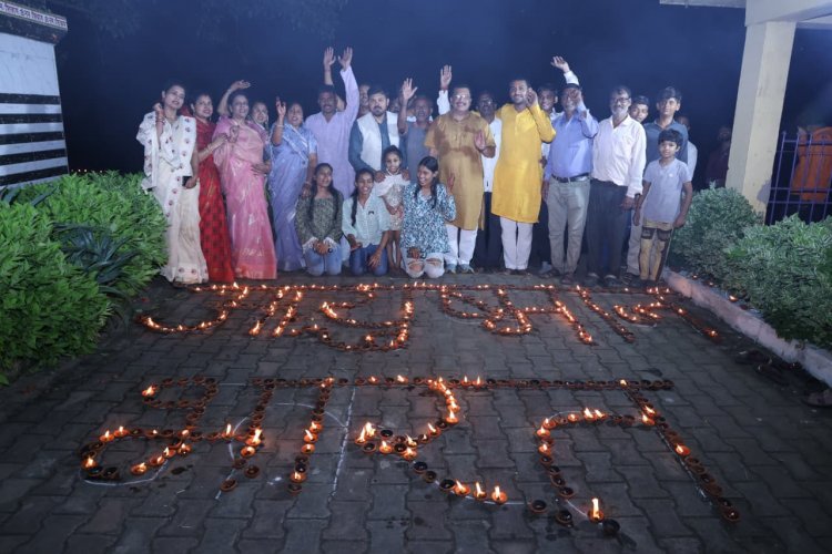 ग्राम गिरौद में 11,000 ‘आशीर्वाद दीयों’ से जगमगाया धरसींवा; विधायक अनुज शर्मा की उपस्थिति में भव्य दीपदान संपन्न