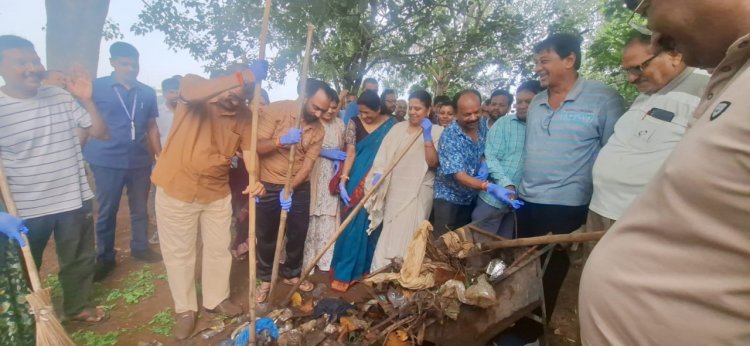 सेवा संकल्प अभियान के तहत बंधवा तालाब में स्वच्छता अभियान एवं वृक्षारोपण
